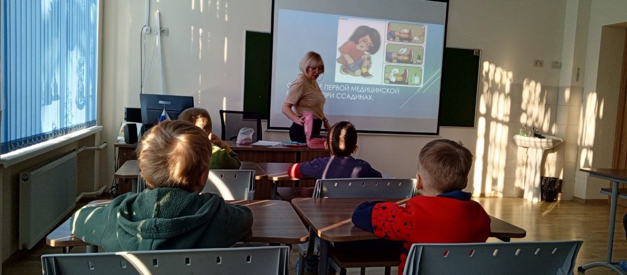 19 февраля к нам в школу, на очередные занятия на базе центра Точка роста, пришли воспитанники МДОУ Детский сад №10. Ребята учились оказывать помощь при разных видах травм..