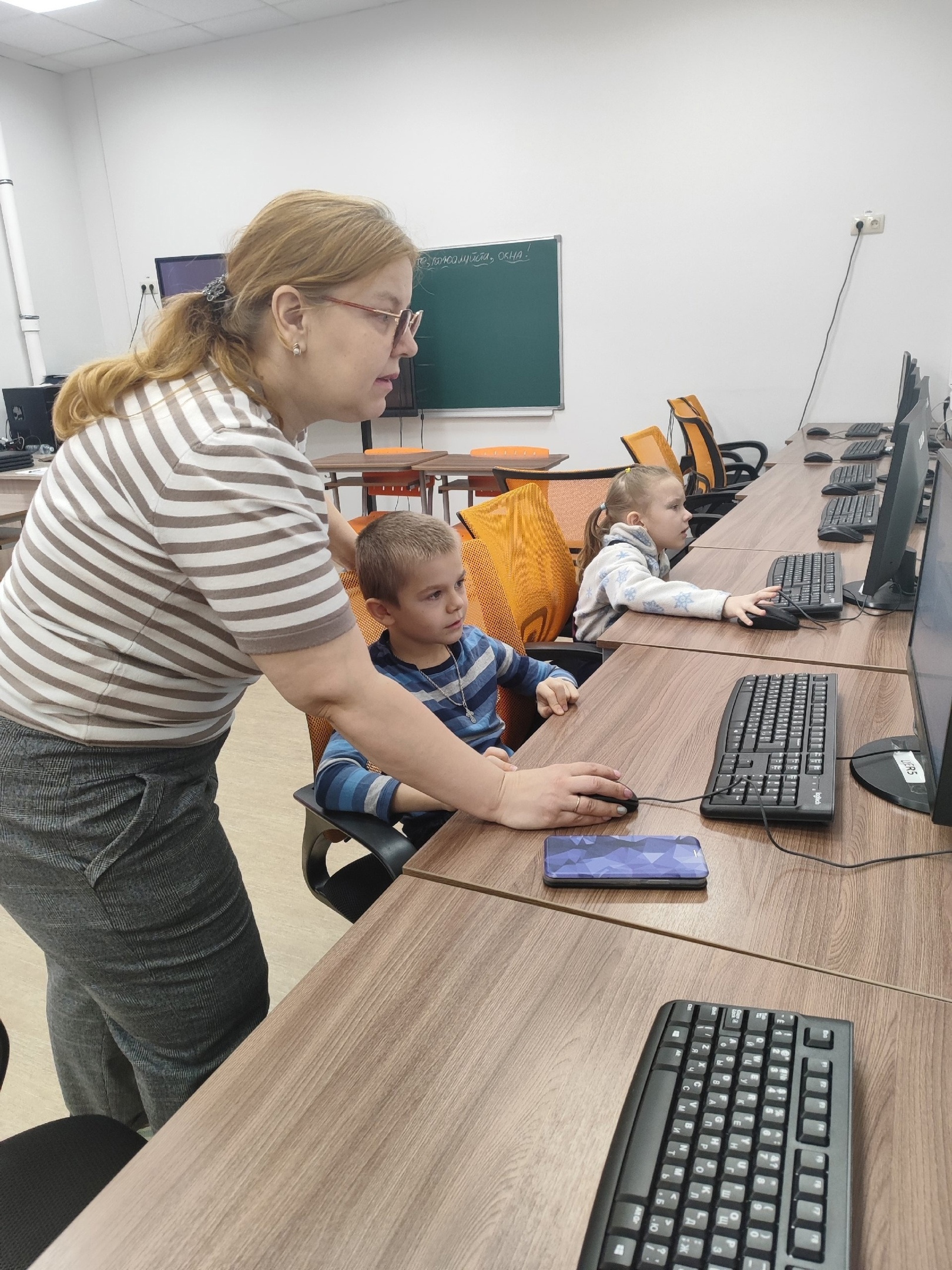 В нашей школе на базе центра Точка роста прошли увлекательные занятия по информатике для наших юных друзей из МДОУ Детский сад №10, учитель информатики Паршикова Ю. Б. познакомила ребят с компьютером.
